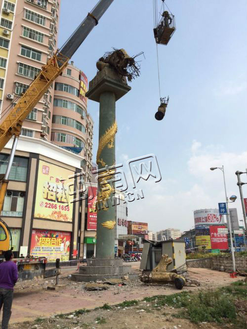 南安洪濑新大桥桥头龙柱马雕坍塌坠落