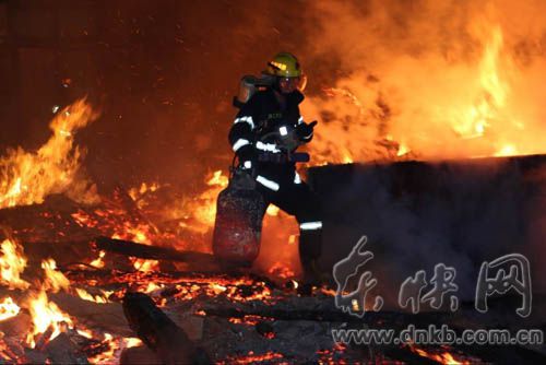 林冬冬從火海中搶救出兩個(gè)燒得通紅的液化氣罐