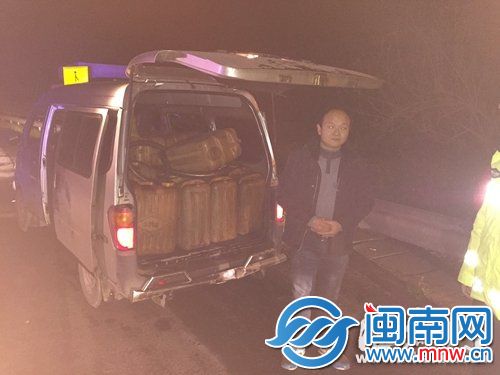 偷油的面包車?yán)镅b滿油桶