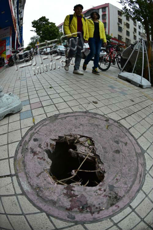 破损井盖露出了竹条