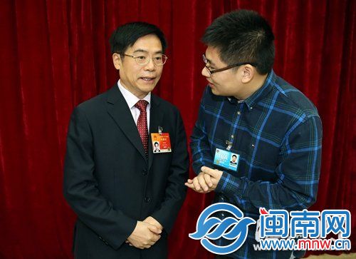 全国人大代表、莆田市委书记周联清(左)接受海都特派记者专访