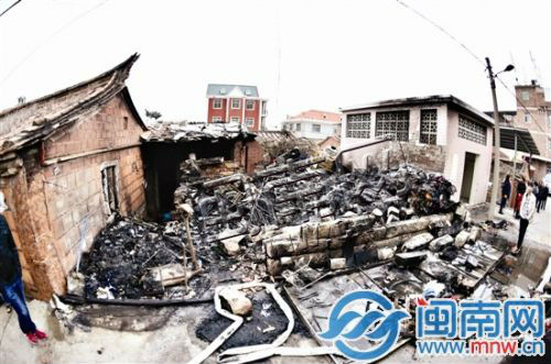 等待出售的废品大部分被烧毁