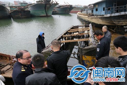 港湾里平日停着上百艘被查扣的船只,大多是采砂船