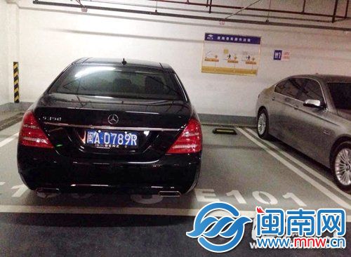 五四北泰禾广场地下停车场,闽A0789R小车占用两个车位,被市民拍下发到网上