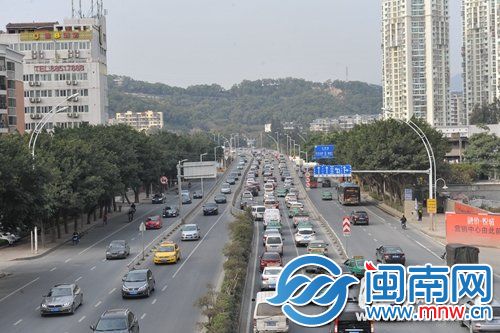 此前,榕二环金鸡山隧道因施工,南往北车流经常排成长龙