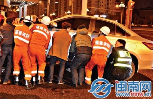 前晚9点50分，路人与消防合力抬车，救出车底被困者 N通讯员 蒋巧玲 供图