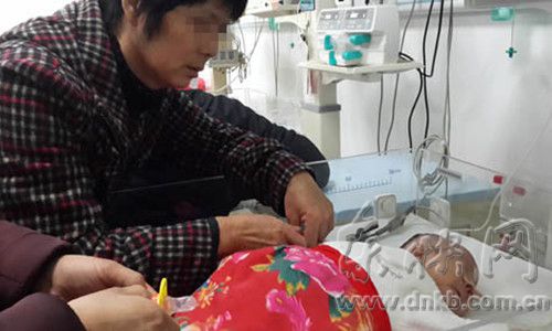 看着保温箱里的孩子,家人不知所措