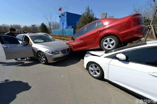 北京宝马连撞数车 司机留纸条致歉