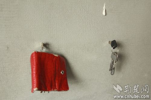 记者和业主试着将多把钥匙插入墙内