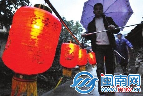 每户串起5个灯笼，灯笼里放着蜡烛或者小手电
