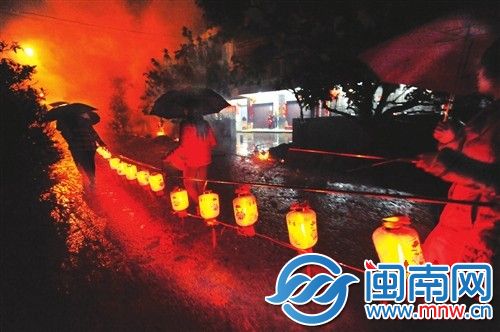 天色完全暗下，灯龙穿过街道，映出一片红火