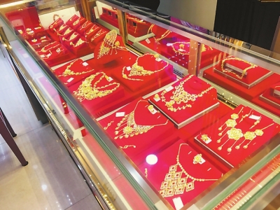 市区某首饰品专卖店一角。