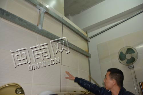 王先生找人用钢条加固了几次，但墙体还是继续倾斜