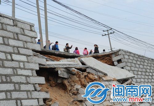 發(fā)生坍塌的步行道，是學(xué)生們上學(xué)的必經(jīng)之路