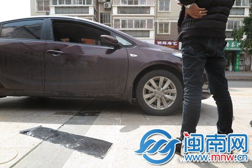 看到剛買五天的新車車窗被砸，黃先生直呼心疼