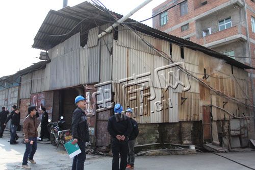 铁皮屋里竟藏着糖果加工点