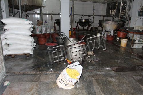 “黑工厂”生产环境令人担忧，糖果随地放