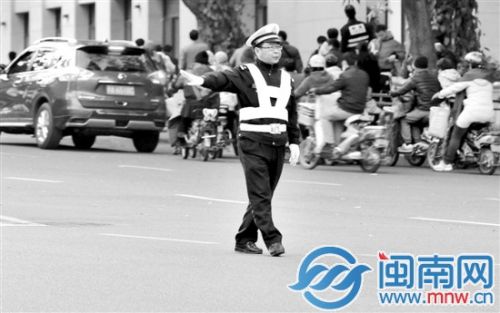 交警穿戴著白帽、白腰帶的新制服，上路指揮交通