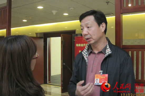 周公卒代表接受采访