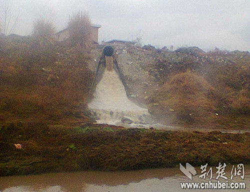 罗田县污水处理厂出水口（村民拍于2015年1月25日）