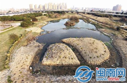 海都航拍：本报航拍图显示，水塘渣土已清理完毕，基本恢复原貌，水中2个小岛已经种上黄花槐树苗