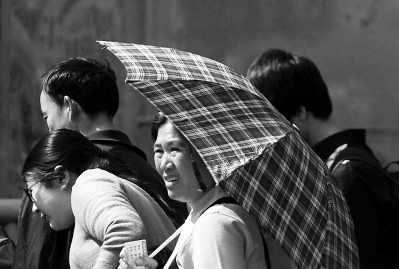 昨日上午，許多剛從福州火車站走出來的乘客還沒及時(shí)換掉厚衣物，熱得受不了