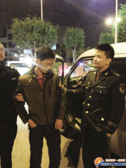 黄某被民警控制。