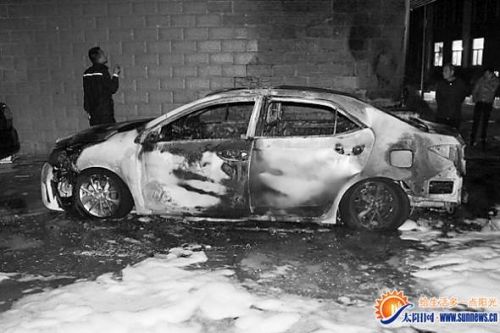 小轿车上的明火被扑灭。消防供图