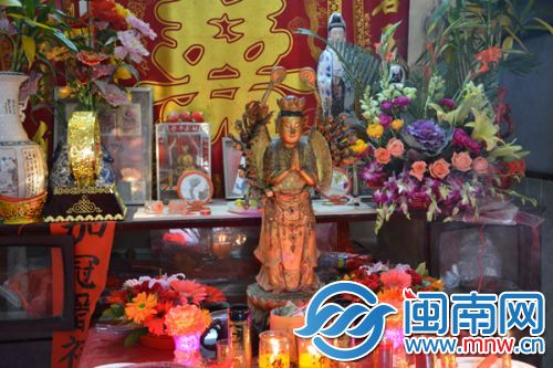 被寻回的千手观音立像，暂被供奉在颜乾良家中