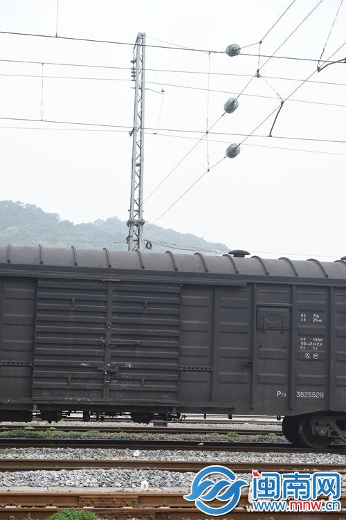 火車頂部離高壓線僅三米左右距離