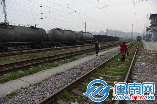 事發(fā)現(xiàn)場(chǎng)經(jīng)常有人來(lái)拍照，爬上爬下非常危險(xiǎn)