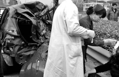 小車的后備廂幾乎被撞毀