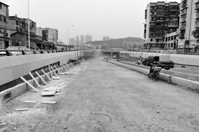 站西路正在施工中