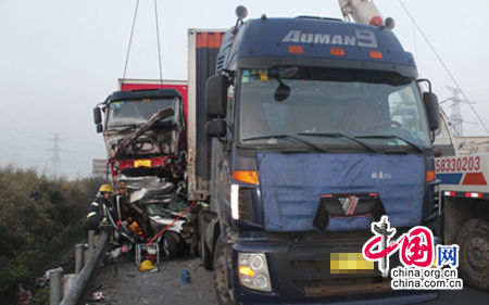 沪杭高速嘉兴段发生追尾事故 致4人死亡3人受伤(图)