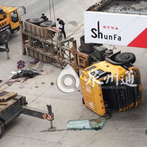 南安一集装箱侧翻 一家三口当场身亡