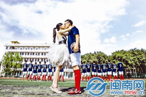 绿茵场上，16名球友见证了这对新人的幸福时刻