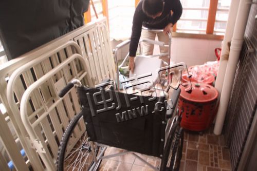 四样物品还很新，暂时被归置在阳台上