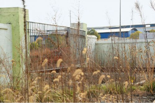 p71 已投入约6000 万元的铁路专用线货场项目搁浅，当地县政府、投资企业忧心忡忡。陈刚I 摄