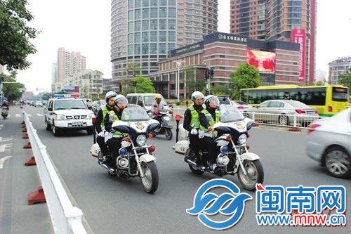 交警上路巡逻执法