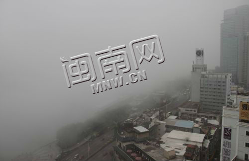 昨日上午，从厦门鹭江道俯瞰，浓雾将轮渡码头及鼓浪屿淹没