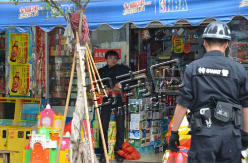 男子持刀欲轻生，民警上前劝说