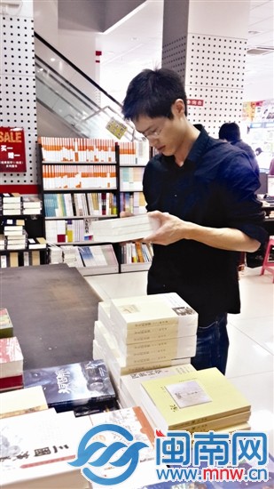 温陵路一书店内，一位市民被《平凡的世界》吸引