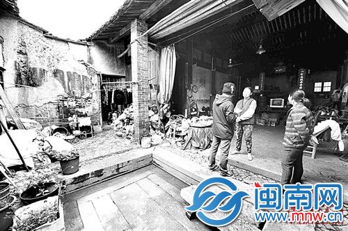 老屋的柱子已腐朽，大部分墙面开裂