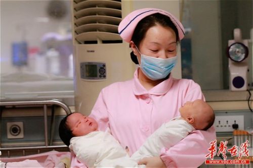 湖南产妇生下11.8斤巨型婴儿 男婴脸形酷似蜡笔小新