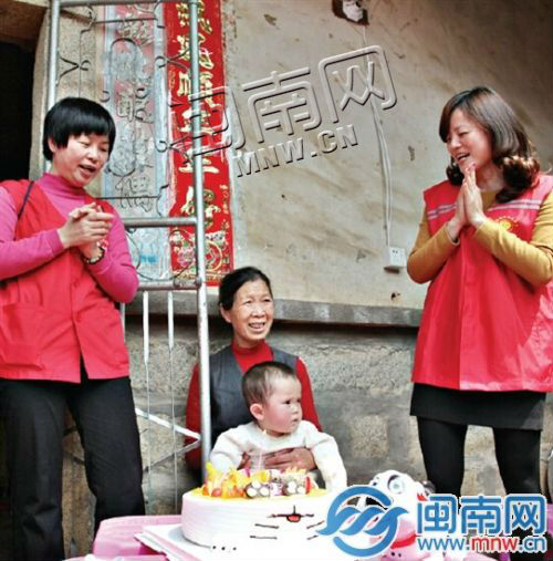 爱心人士帮奇迹宝宝过周岁生日，大家都笑开了花