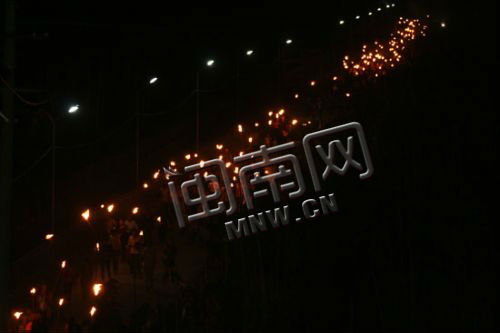 凤安村最热闹的节日火烛节上,村民祈祷神明庇佑,风调雨顺