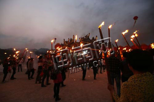 凤安村最热闹的节日火烛节上,村民祈祷神明庇佑,风调雨顺 (2)