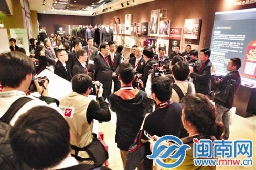 石狮军团在第23届中国国际服装服饰博览会执手献礼，吸引众多媒体、行业人士关注（石狮市纺织服装商会供图）