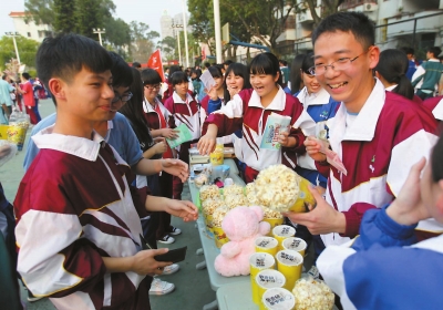 义捐义卖现场人潮涌动。