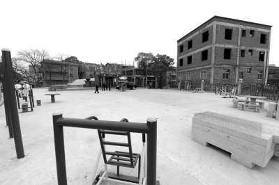油园村新建的村民广场。